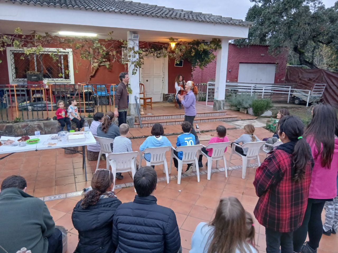 Familia aprendiendo